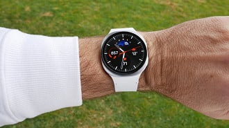 Samsung Galaxy Watch8 no pulso.