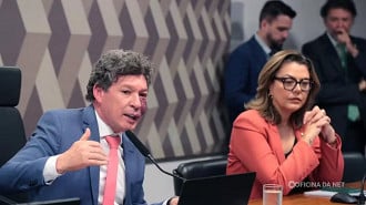 Deputado e presidente da sessão, Reginaldo Lopes (PT), e a relatora, senadora Leila Barros (PDT). Imagem: Bruno Spada/Câmara dos Deputados