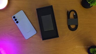 Samsung mantém a caixa com apenas o básico. Imagem: Oficina da Net