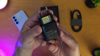Galaxy S26 FE vem com carregador de 25 W na caixa. Imagem: Oficina da Net