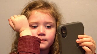 Recursos que incentivam o uso sem moderação, como a rolagem infinita em apps de vídeos, deverão ser limitados nas contas de usuários com menos de 13 anos. Imagem: Reprodução