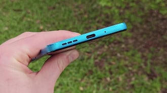 Na parte de baixo ficam a entrada USB-C, o alto-falante e um microfone
