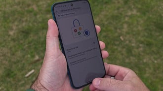 O leitor de digitais fica embaixo da tela