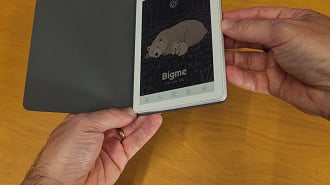 Capa magnética que vem na caixa liga e desliga a tela sozinha