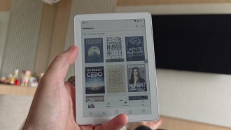 Capas de livros coloridas na biblioteca do app do Kindle