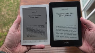 Bigme B6 Color ao lado de um Kindle