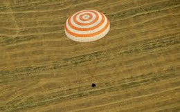 Após seis meses, astronautas chegam à Terra Após seis meses, astronautas chegam à Terra