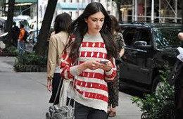 Pedestres serão multados ao enviar SMS na rua