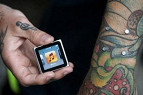 Jovem americano implanta parafusos em seu pulso para fixar seu iPod