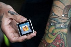 Jovem americano implanta parafusos em seu pulso para fixar seu iPod Jovem americano implanta parafusos em seu pulso para fixar seu iPod
