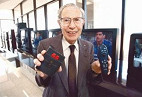 Morre aos 96 anos de idade o criador do primeiro controle remoto sem fio para TV Morre aos 96 anos de idade o criador do primeiro controle remoto sem fio para TV