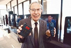 Morre aos 96 anos de idade o criador do primeiro controle remoto sem fio para TV Morre aos 96 anos de idade o criador do primeiro controle remoto sem fio para TV