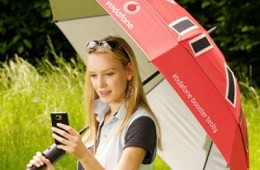Vodafone cria guarda-chuva com carregador de celular Vodafone cria guarda-chuva com carregador de celular