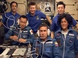 Nova tripulação da ISS chegam em sua nova casa