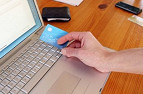 Brasileiros ainda demonstram medo de comprar na web com cartão de crédito