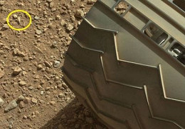 Robô Curiosity capta imagem de um suposto dedo fossilizado
