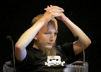 Cofundador do Pirate Bay é preso na Suécia Cofundador do Pirate Bay é preso na Suécia