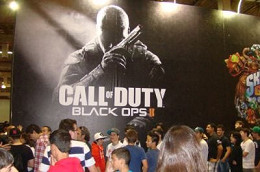 Fãs do game Call of Duty se aglomeram em fila cansativa só pra testarem o novo game da série Fãs do game Call of Duty se aglomeram em fila cansativa só pra testarem o novo game da série
