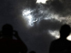 Eclipse do Sol é acompanhado por milhares de turistas na Austrália