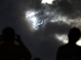 Eclipse do Sol é acompanhado por milhares de turistas na Austrália Eclipse do Sol é acompanhado por milhares de turistas na Austrália